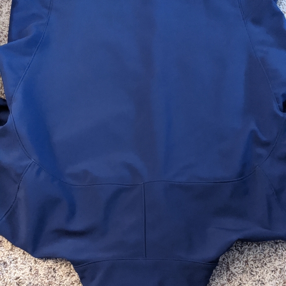 Awesome light weight patagonia jacket. - Picture 3 of 6